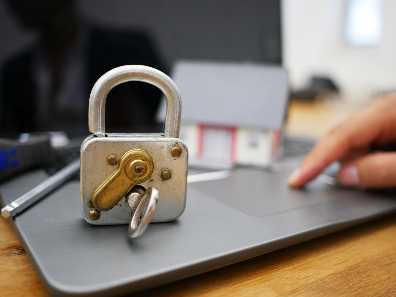 SNS監視はプライバシー侵害になるのか？