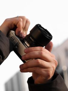 車内にカメラを設置して尾行する方法は？